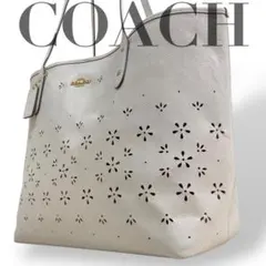 【良品】コーチ　トートバッグ　パンチング花柄　馬車金具　PVCレザー　チャーム