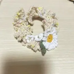 かぎ針編みシュシュ 花飾り付き