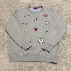 グレー 刺繍パッチ付き クルーネックトレーナー