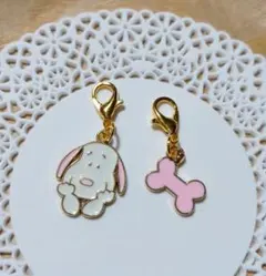 スヌーピー と ピンクのボーンの チャーム　　ピンク色
