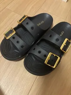 新品未使用 CROCSメタリックバックル サタデーサンダル 24cm黒ゴールド
