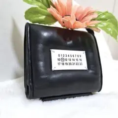 マルジェラ 三つ折り グラムスラム カレンダー ステッチ 小銭入れ未使用 Maison Margiela（メゾンマルジェラ） Maison Margiela 3つ折り財布