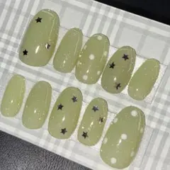 オーバル 淡い黄緑色 ネイルチップ 星形・水玉模様