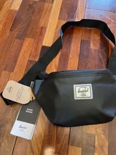 新品タグ付き Herschel ブラック ボディバッグ