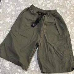 オリーブ色カジュアルショートパンツ