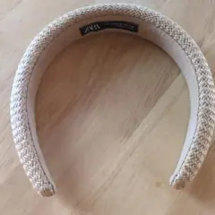 ZARA ベージュ ヘアバンドのサムネイル