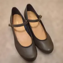 グレー ストラップ付き ウェッジヒールパンプスのサムネイル