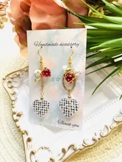 NO.261 ピアス　イヤリング　チャーム　オリジナルビーズ　ツイード　いちご