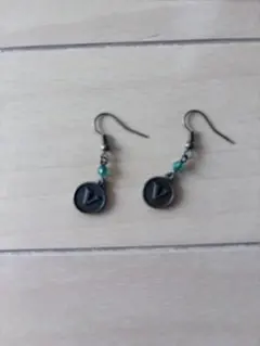 ロゴ入りビーズ付きピアス