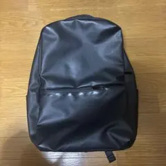 黒い合成皮革リュック