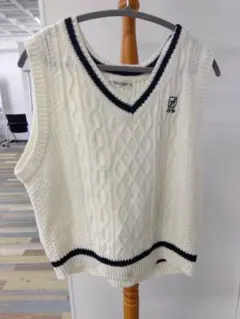 117.ホワイト ケーブル編み ニットベスト