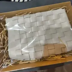 新品！白　 編み込みデザイン ショルダーバッグ　スマホ　ポシェット