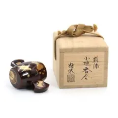 畦地粒俵作 乾漆 宝尽くし蒔絵 小槌香合 溜塗 茶道具　M1240のサムネイル