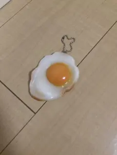 目玉焼き 食品サンプル ストラップ - メルカリ