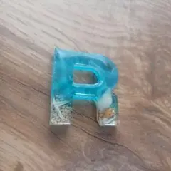 イニシャル R レジン キーホルダー 海