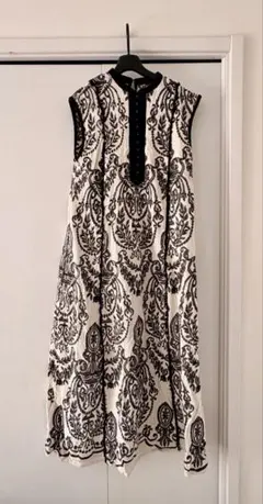 AmeriVINTAGE白黒刺繍ノースリーブシャツ