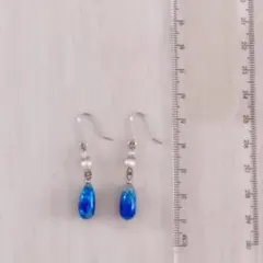 青いドロップ型ピアス パール付き