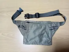 ナイロン製オリーブグリーンボディバッグ