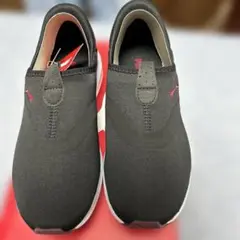 PUMA ブラック/レッド スリッポン