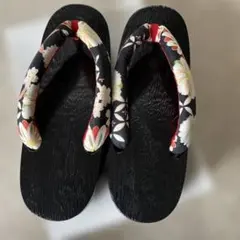 伝統的な黒い木製下駄 花柄鼻緒付き