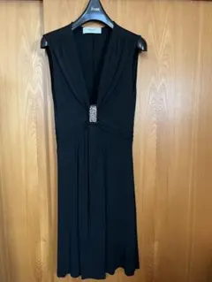 ブルーガール　黒 ノースリーブ ひざ丈ワンピース ビジュー装飾