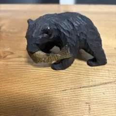 木製クマ彫刻 魚を持つ