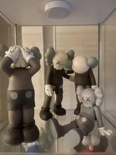 KAWS:HOLIDAY カウズ フィギュアセット 3体 Kaws:Holidy シンガポールドール グレー - KAWS | THÉM