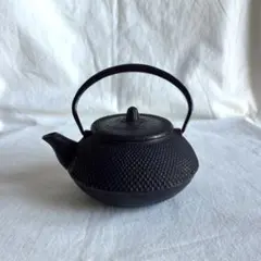 釜師 熊谷健次郎作 鉄瓶 南部鉄器 霰 アラレ ひねり鉉 急須 平丸型