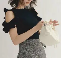 スナイデル フリルショルダーカットソー ピンクベージュ