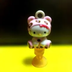 ハローキティ ピンクヒョウ柄のフィギュア