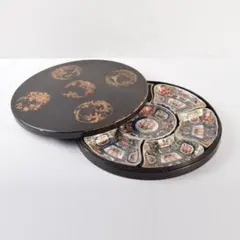 伊万里焼　古伊万里　錦手南蛮人黒船文　飾皿　漆塗箱付　M　R5053B 伊万里焼 古伊万里 錦手南蛮人黒船文 飾皿 漆塗箱付 M R5053B - メルカリ
