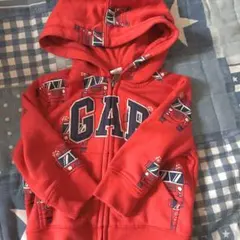 GAP 赤い消防車柄 フード付きトレーナー 18-24ヶ月