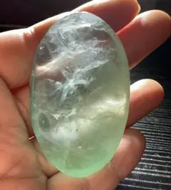 セール！天然石 グリーンフローライト 握り石 ルース小さな虹あり