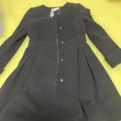 黒のボタン付きロングコート
