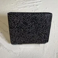[印傳屋] 印伝 二つ折り財布 小銭入れあり 鹿革 紺地白漆 紗綾形のサムネイル