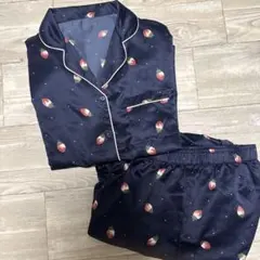 サテンパジャマ　長袖　いちご柄 ネイビー　GU