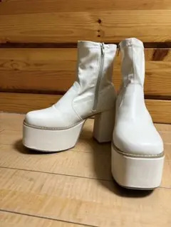 美品　ホワイト プラットフォームブーツ　ハイヒールブーツ