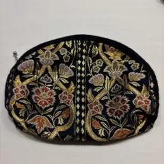 刺繍入り黒ポーチ 約20cm x 10cm