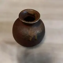 茶色の陶器製の花瓶、小さいです、一輪挿し