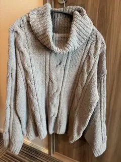 ケーブル編みタートルネックニット グレー