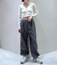 24ss サロンアダムエロペ Vネッククロップドカーディガン 白 フリーサイズのサムネイル