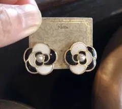 【No.34】可愛いクラシカルバイカラーカメリアフラワー花一粒ピアス新品モダン♡