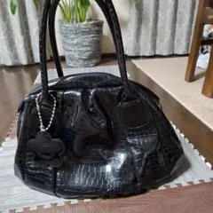 マリークワント　クロコ型押しデイジーチャーム　エナメル バッグ