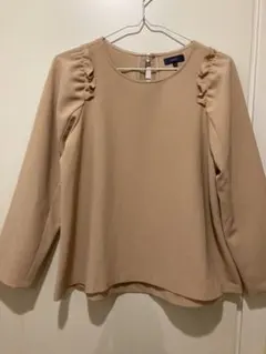 SHIPS 肩フリルベージュ長袖ブラウス