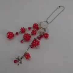 赤いラズベリーと白いお花のチャーム　ハンドメイド