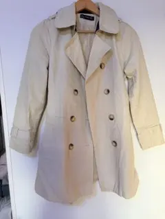 ベージュ ダブルブレスト トレンチコート