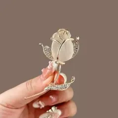 エレガントバラデザインブローチ