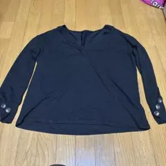 黒のVネック長袖トップス
