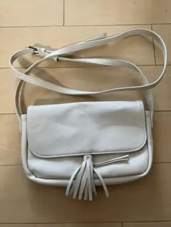 ホワイト フリンジ付きショルダーバッグ