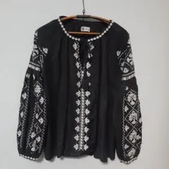 売りつくしセール‼️★Surya 黒刺繍バルーンシャツ★のサムネイル